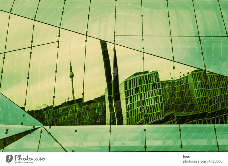 Berlin ist schräg cube Hauptstadt Spiegelung reflektierend modern Architektur Oberfläche geometrisch Gebäude Fenster auffällig anders Reflexion & Spiegelung