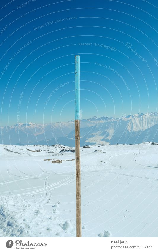 Grafisch wirkende Horizontlinie zwischen blauem Himmel und weißer Gebirgslandschaft Landschaft Winter Gebirge Schnee blauer Himmel Wintersport grafisch