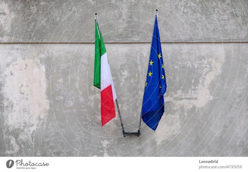 Die Flaggen von Italien und der EU regungslos ohne Wind an einem Gebäude bari blau Zusammenarbeit Kultur Europa Europäer Europäische Union Fahne Italienisch