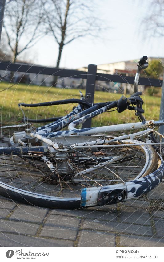 Vandalismus an Fahrrad Stadt Kriminalität Sicherheit kaputt defekt Diebstahl Zerstörung Speichen zerstört fortbewegungsmittel Schaden Außenaufnahme Verkehr