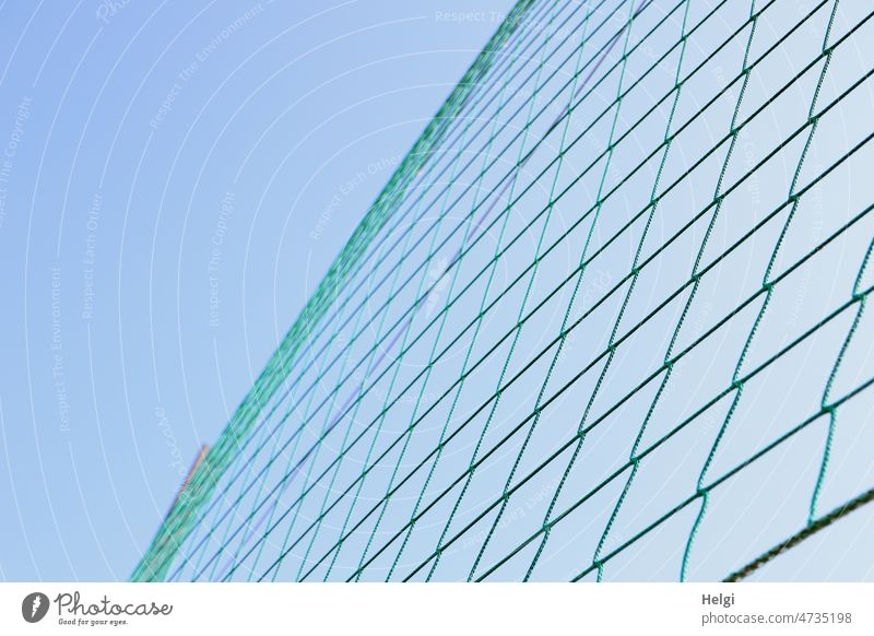 Teekesselchen | Netzwerk - Sicherheitsnetz vor blauem Himmel schönes Wetter draußen grün türkis Außenaufnahme Farbfoto Menschenleer Strukturen & Formen abstrakt