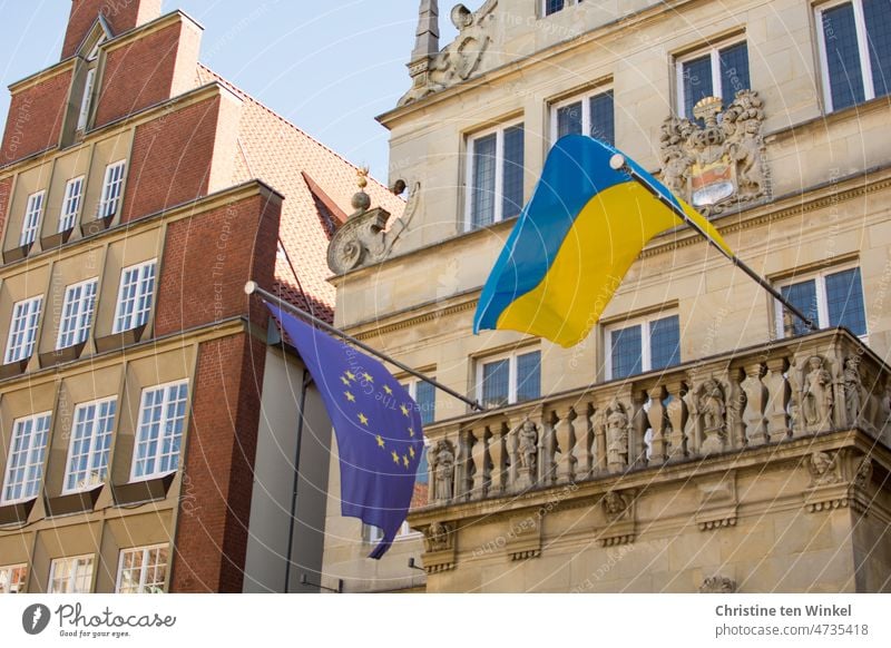 Die ukrainische und die europäische Flagge wehen am Stadtweinhaus in Münster in Westfalen Ukraine Europa Flaggen Ukrainekrieg Nationalflagge Fahne Zeichen