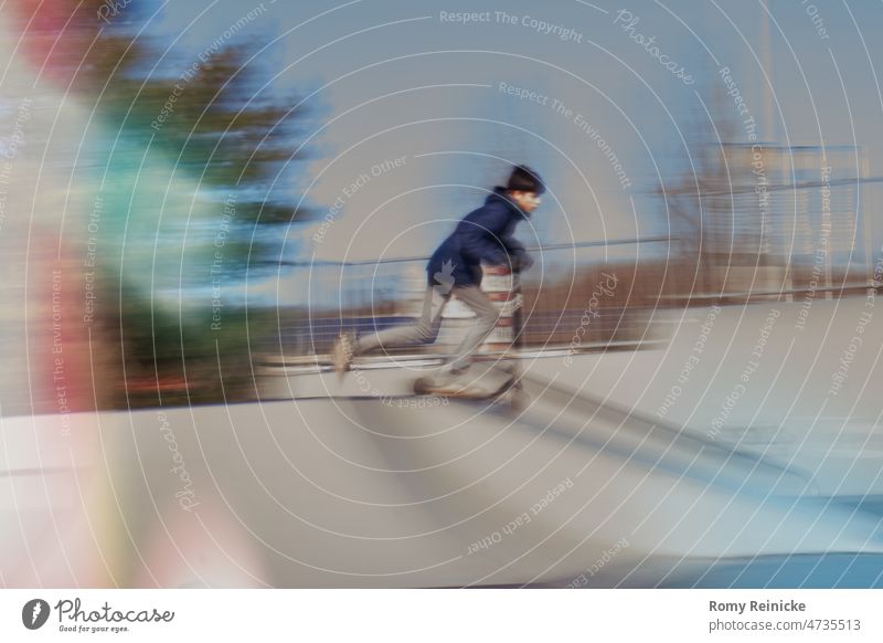 Roller fahren im Skatepark Scooter Scooterfahren Geschwindigkeit Rampe schnell hobby freizeit Freizeitaktivität spass Junge teenager Sport sportlich