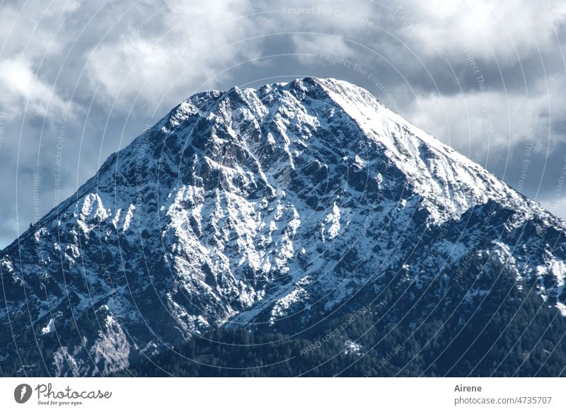 Teekesselchen | Kegel Berg Bergkegel kegelförmig Kegelspiel Spitze Bergspitze Wolken blau weiß Schnee Schneebedeckte Gipfel steil abgeflacht symmetrisch