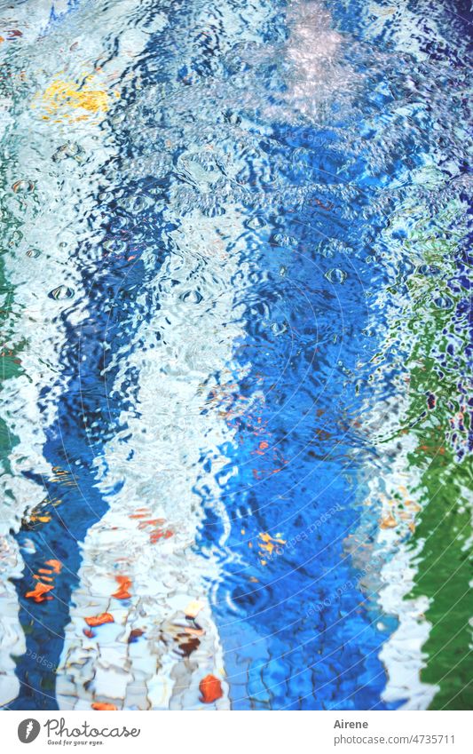 Farbkontest | Sprudelwasser Wasser blau gewellt verschwommen bewegt Wellen glasklar grün rot bunt Bahnen ziehen sprudeln Brunnenwasser hellblau abstrakt Farbe