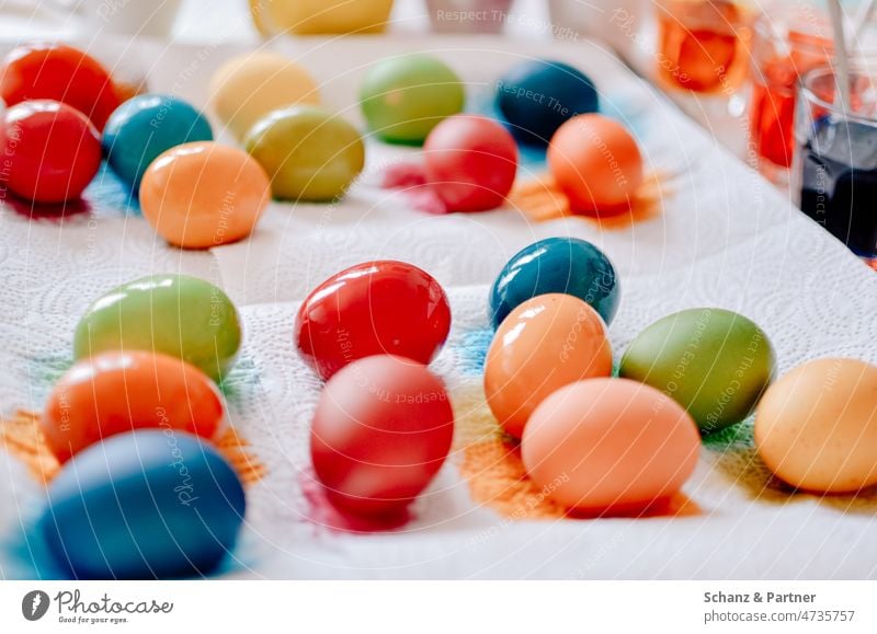 viel Bunte Ostereier Ostern Eier bemalen Eier färben Feiertag Feiertage christlicher Feiertag bunt Osterhase frisch blau orange grün Farbe Eierfarbe