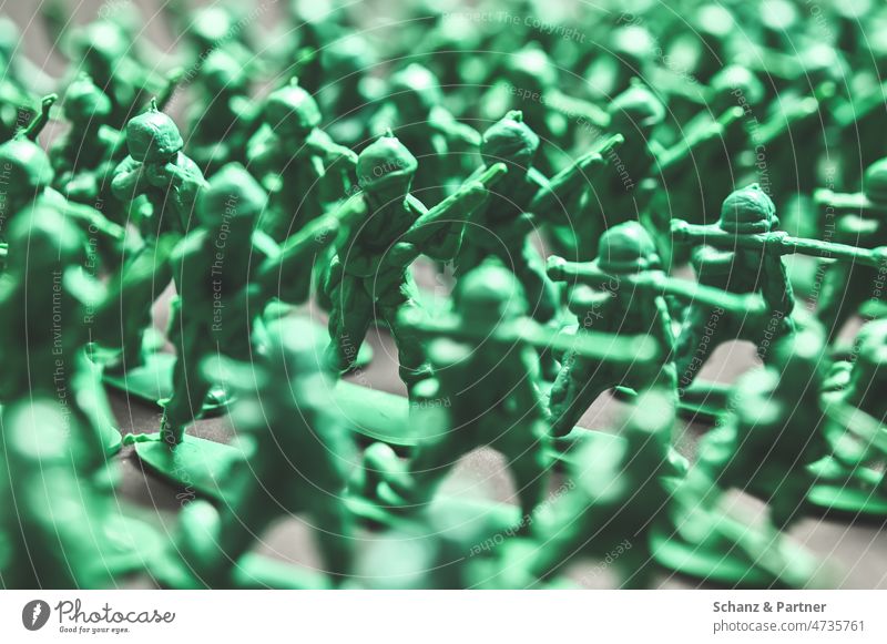 Grüne Spielzeugsoldaten in Reih und Glied Krieg Soldat Angriff Militär Gefecht Soldaten Kriegsspielzeug Haufen Uniform Gewehr Pistole Plastik Kunststoff Armee