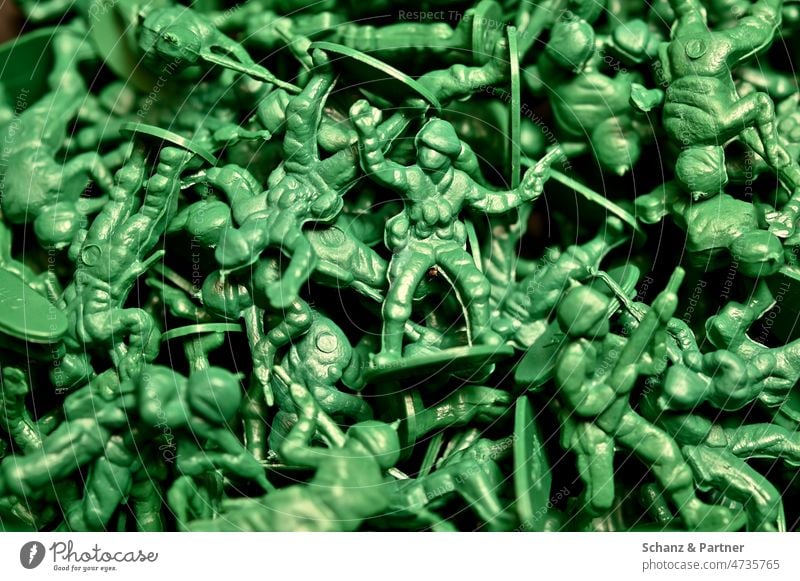 viele grüne Spielzeugsoldaten aus Plastik Soldat Soldaten Kriegsspielzeug Angriff Haufen Uniform Gewehr Pistole Kunststoff Armee Militär bewaffnet Waffen