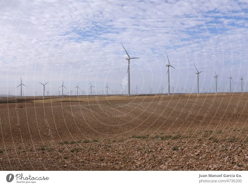 Windpark in trockenem Ackerland. Alternative Energie zur Krise der fossilen Brennstoffe alternativ Elektrizität Unzulänglichkeit regenerativ grün Erzeuger wüst