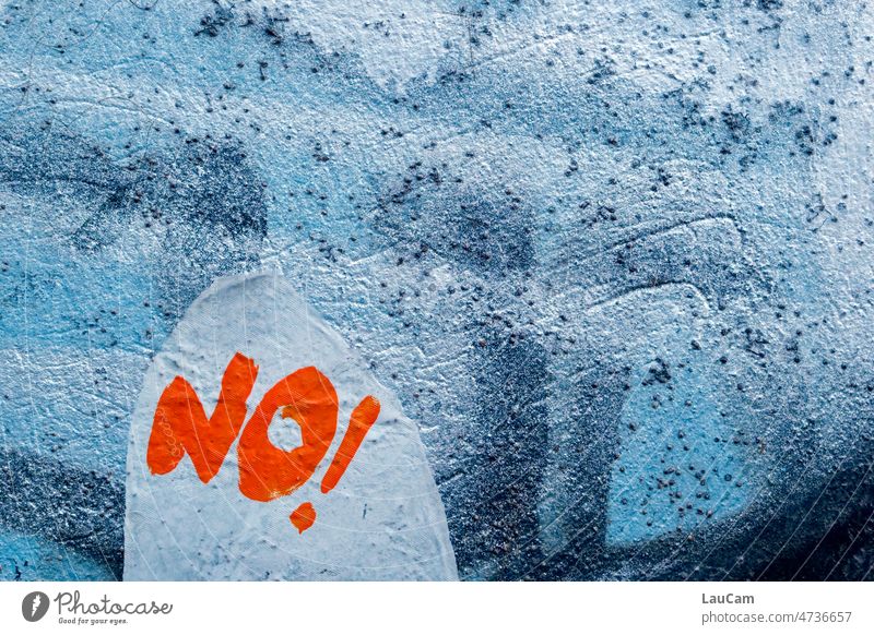 No! Nein Verbot Absage Graffiti Streetart orange blau Ausruf Ausrufezeichen nein Schriftzeichen Ablehnung Kommunizieren Gefühle Stimmung Wort Text Kommunikation