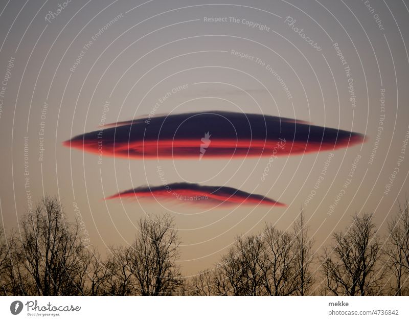 Lenticularis Wolke  bei Sonnenuntergang altocumulus lenticularis Wolken meteorologie wetter himmel dämmerung Linse UFO Symmetrie Haube Hut Pilz rot Abendrot