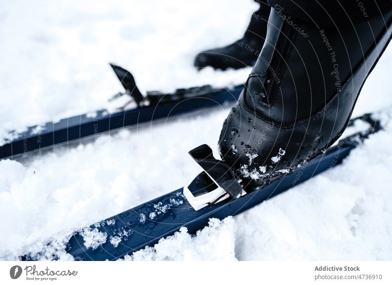 Kropf Person Skifahren auf Schnee Stiefel Fuß frieren kalt Skifahrer Winter gefroren Saison Schuhe Frost Winterzeit Wetter stehen aktiv Aktivität Norden Umwelt