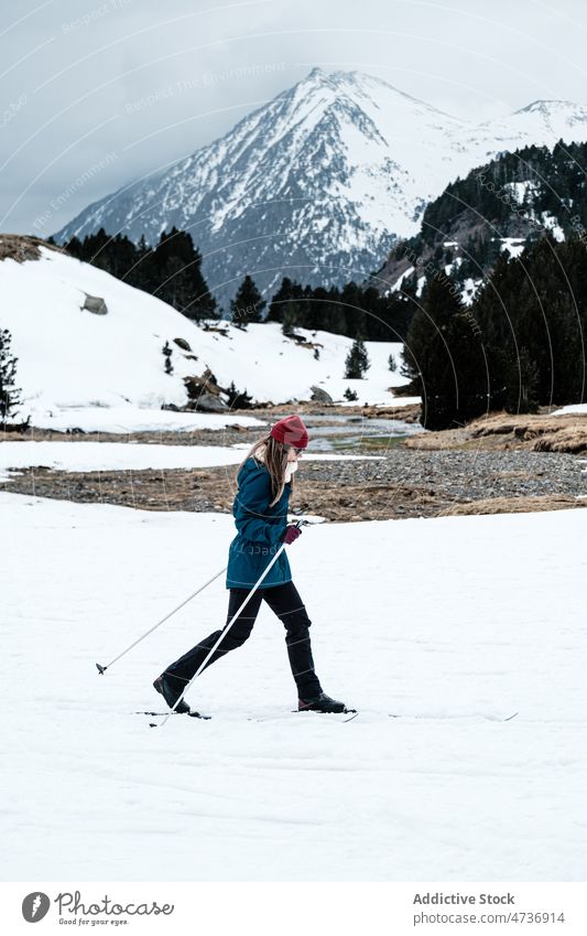 Aktive Skifahrerin vor verschneitem Berg Frau Berge u. Gebirge Kamm Schnee Skigebiet Urlaub sportlich Winter kalt aktiv frieren gefroren Saison Frost