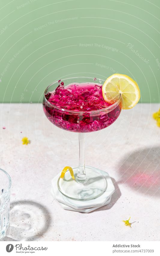 Glas mit süßem Brombeerlikör auf dem Tisch Brombeeren Likör dienen Stil kalt Zitrone Alkohol Eis elegant Glaswaren Zitrusfrüchte geschmackvoll Studioaufnahme