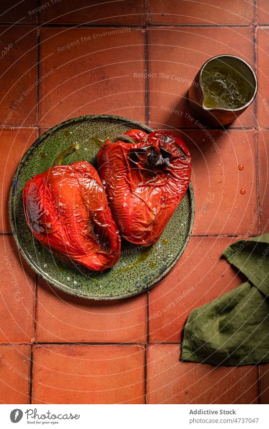 Teller mit gerösteter roter Paprika mit Öl rote Paprika gebraten Mahlzeit dienen appetitlich heiß Erdöl Saucen Koch Lebensmittel Speise Gemüse kulinarisch