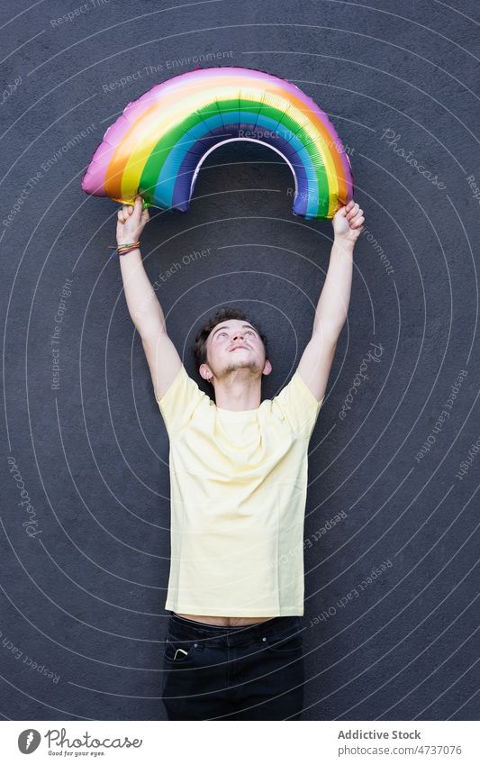 Transgender-Person mit symbolischer Figur Ballon Luftballon lgbtq Identität Geschlecht queer Individualität Porträt Symbol Toleranz Arme hochgezogen Stil