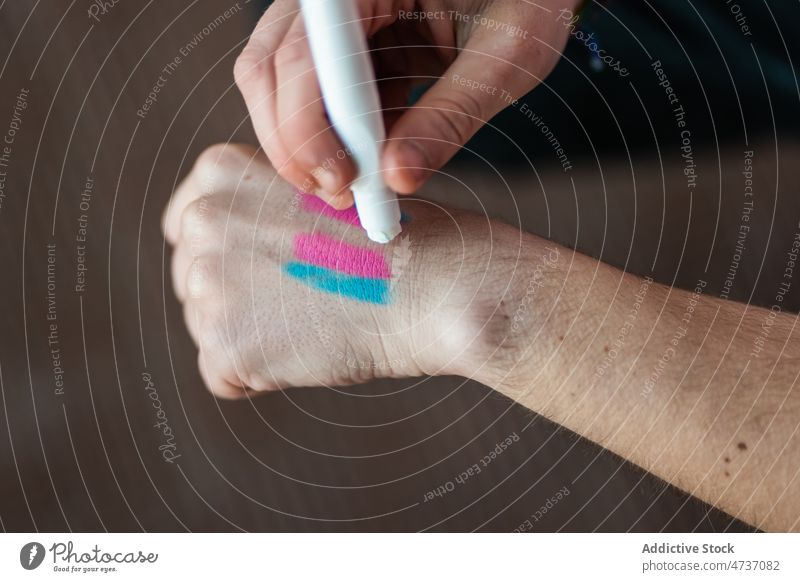 Gesichtslose Person, die Transgender-Streifen auf die Hand zeichnet zeichnen Symbol Identität unkonventionell gleich Respekt Aktivismus farbenfroh kreativ