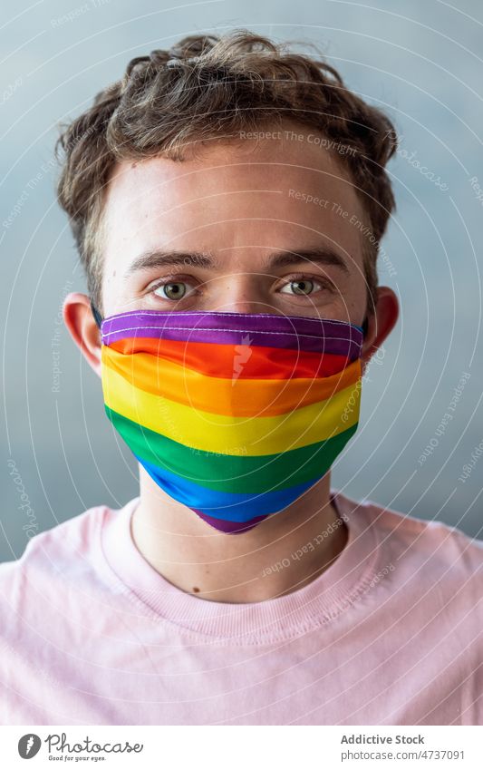 Mann mit medizinischer LGBT-Maske Transgender Mundschutz lgbt Pandemie Symbol Identität unkonventionell Sicherheit gleich Respekt Aktivismus Regenbogen