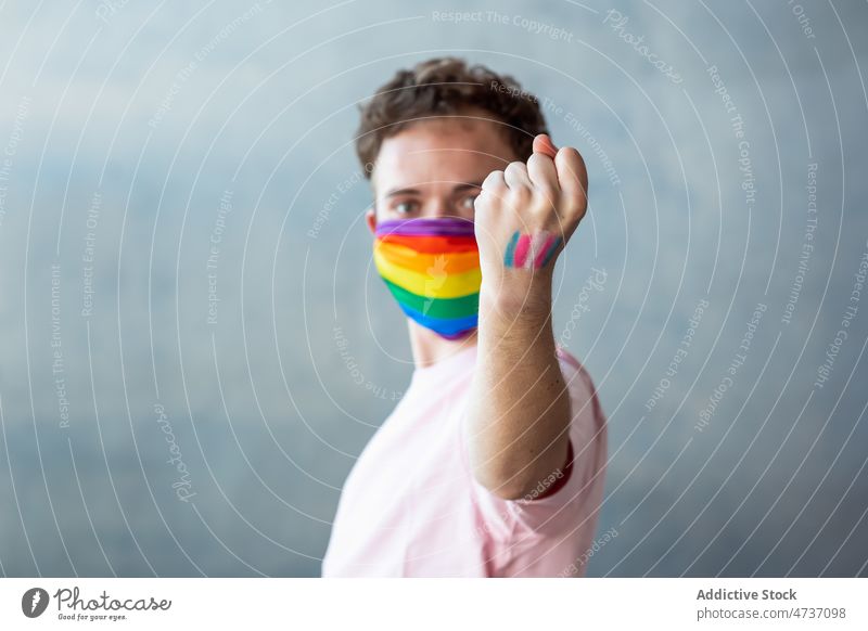 Mann mit medizinischer LGBT-Maske Transgender Mundschutz lgbt Pandemie Symbol Identität unkonventionell Sicherheit gleich Respekt Aktivismus Regenbogen