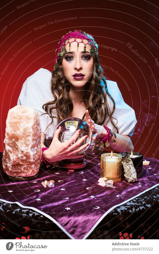Wahrsagerin, die mit der Zauberkugel wahrsagt Frau Zauberei u. Magie vorhersagen Kristalle Kerze beschwören übernatürlich Porträt Ball mystisch Zukunft Vermögen
