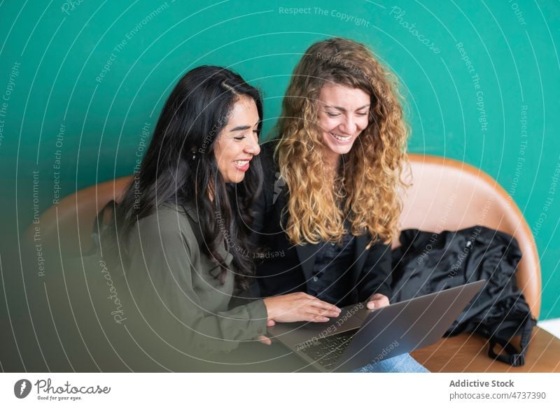 Frauen arbeiten gemeinsam an einem Projekt in einem Café Cowork Raum Laptop benutzend Unternehmer Zusammensein Partner Browsen Inbetriebnahme Mitarbeiterin