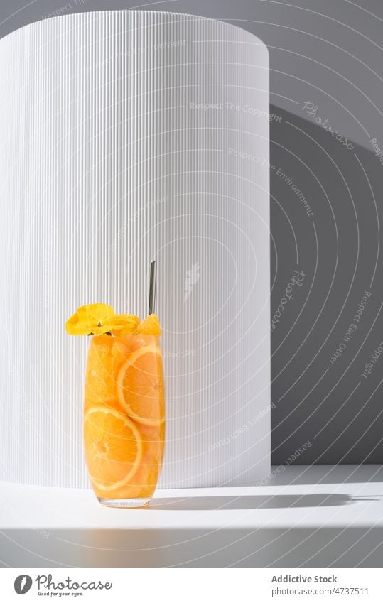 Glas mit erfrischendem Orangengetränk auf weißem Tisch orange Saft Getränk dienen Sonnenlicht Erfrischung Blume trinken lecker geschmackvoll hell Zitrusfrüchte