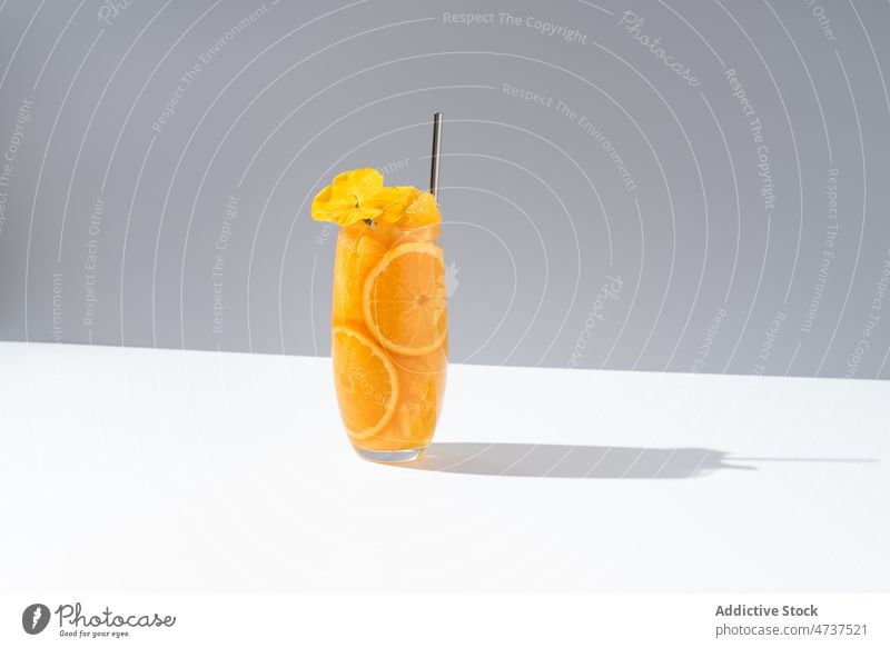 Glas mit erfrischendem Orangengetränk auf weißem Tisch orange Saft Getränk dienen Sonnenlicht Erfrischung Blume trinken lecker geschmackvoll hell Zitrusfrüchte