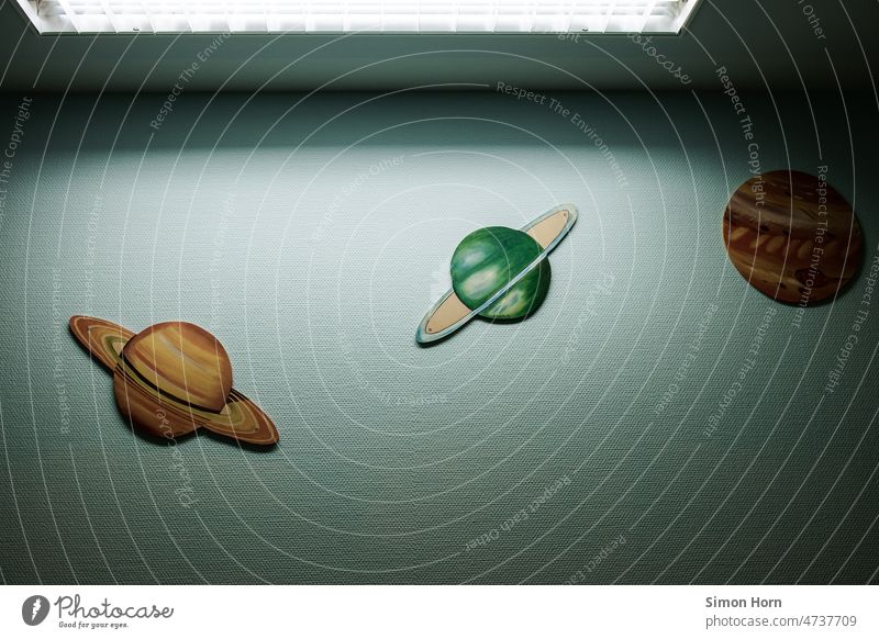 Planetenkonstellation in künstlichem Licht Saturn Leuchtstoff Beleuchtung Planetarium Nachbildung Blickwinkel Konstellation Planetensystem Strukturen & Formen