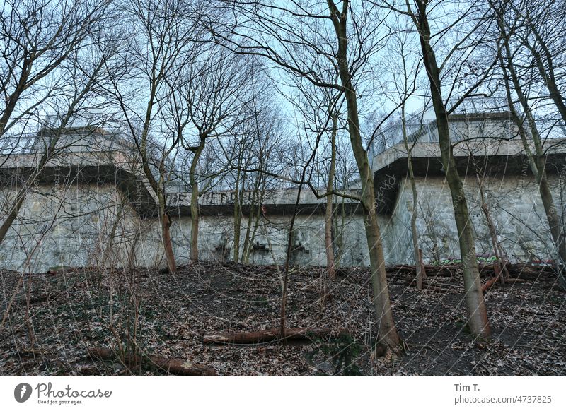 Teil der Bunkeranlage Humboldthain Berlin Beton Krieg Außenaufnahme Menschenleer Vergangenheit Schutz Farbfoto historisch Architektur Bauwerk alt Tag Himmel