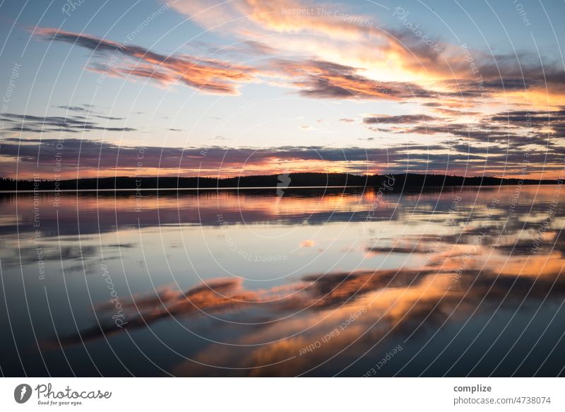 Sonneenuntergang an einem See in Ost Finnland Sonnenuntergang Mitternacht Sonnenlicht Himmel Spiegelung reflektion Wasserspiegelung Sommer Seenplatte ufer