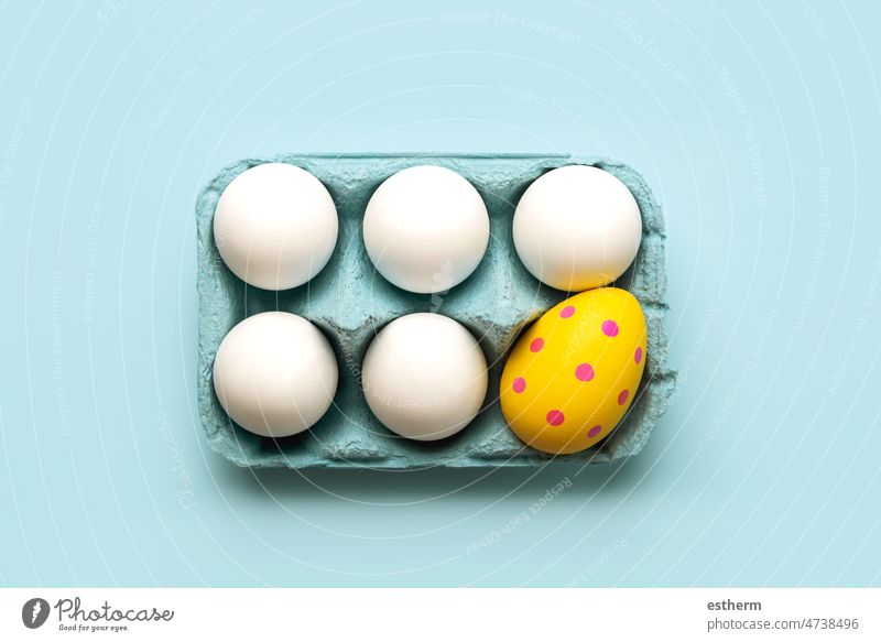 Frohe Ostern. Draufsicht auf Hühnereier und bemalte Ostereier in einem offenen blauen Karton bemalte Eier frohe Ostern abstrakt süß Stillleben Hähnchen