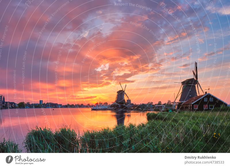 Windmühlen bei Zaanse Schans in Holland bei Sonnenuntergang. Zaandam, Niederlande zaanse schans Amsterdam Landschaft holländisch Europa Fluss Zaan zaandam Boot