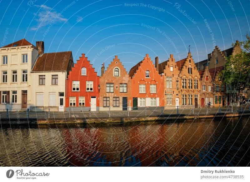 Typisches belgisches Stadtbild Europa Tourismuskonzept - Kanal und alte Häuser bei Sonnenuntergang. Brügge (Brugge), Belgien Haus Flandern Belgier Großstadt