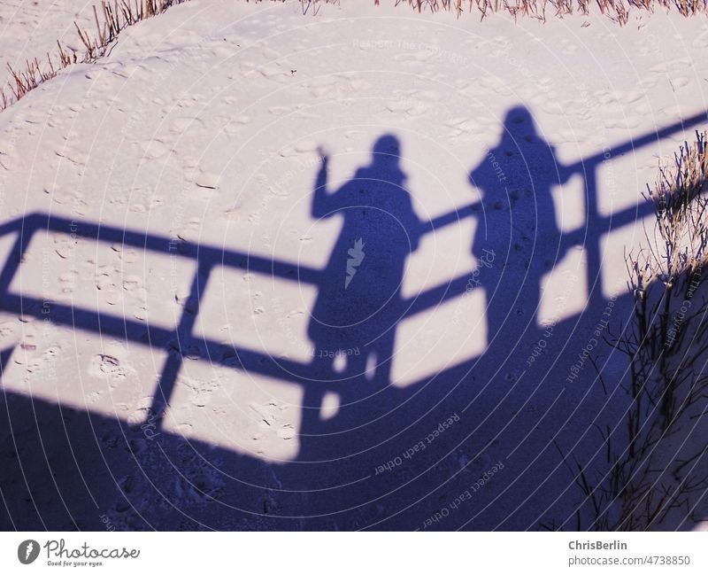 Menschenschatten am Strand Schatten Licht & Schatten Kontrast Sonnenlicht Schattenspiel Silhouette Außenaufnahme Erwachsene Schönes Wetter Sonnenschein Farbfoto