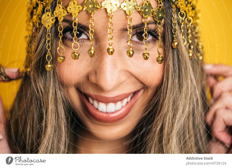 Charmante Frau mit Quastenstirnband im Atelier Porträt Stil Individualität cool heiter Make-up anketten Stirnband redaktionell Model Optimist positiv Lächeln