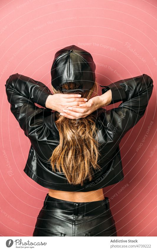 Frau posiert vor roter Kulisse Lederjacke Verschlussdeckel trendy Stil Atelier Individualität Vorschein Model Porträt Outfit Körperhaltung Arm angehoben