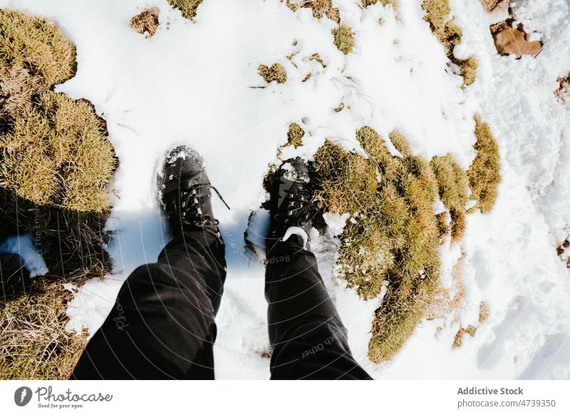 Unbekannter Reisender auf verschneiter Piste Wanderer Berghang Natur Schnee Winter Raureif Abenteuer Berge u. Gebirge Frost gefroren Pena Oroel Spanien Jaca