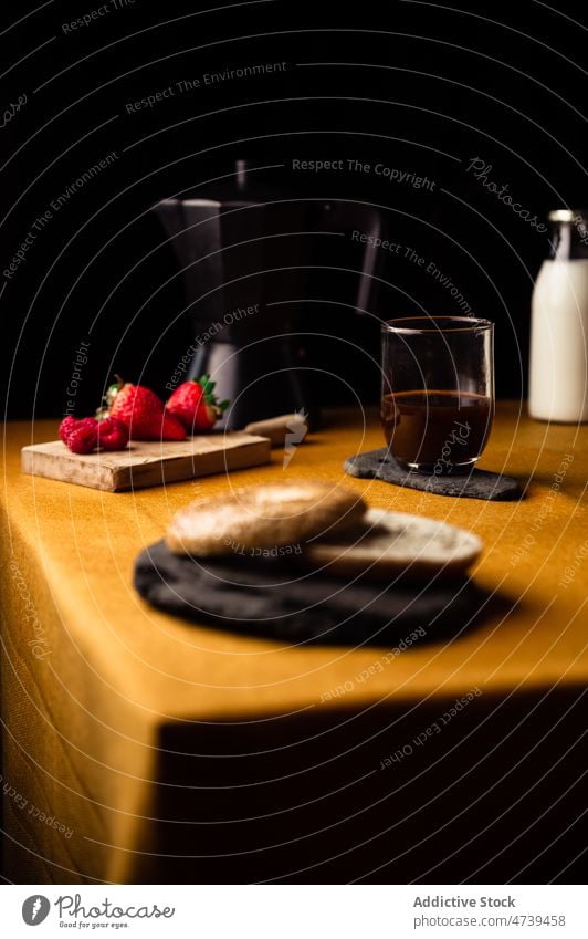 Frisch gebrühter Kaffee mit Erdbeere und Bagel auf Schiefertafel Moka-Topf brauen melken Morgen Erdbeeren Himbeeren Frühstück selbstgemacht frisch lecker dienen