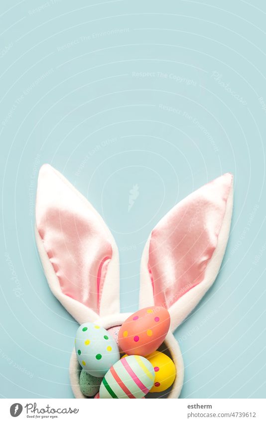 Frohe Ostern. Bunte Ostern gemalt Eier auf weißen Kaninchenohren mit Kopie Raum bemalte Eier frohe Ostern abstrakt süß Stillleben Hähnchen farbige Ostern Hase