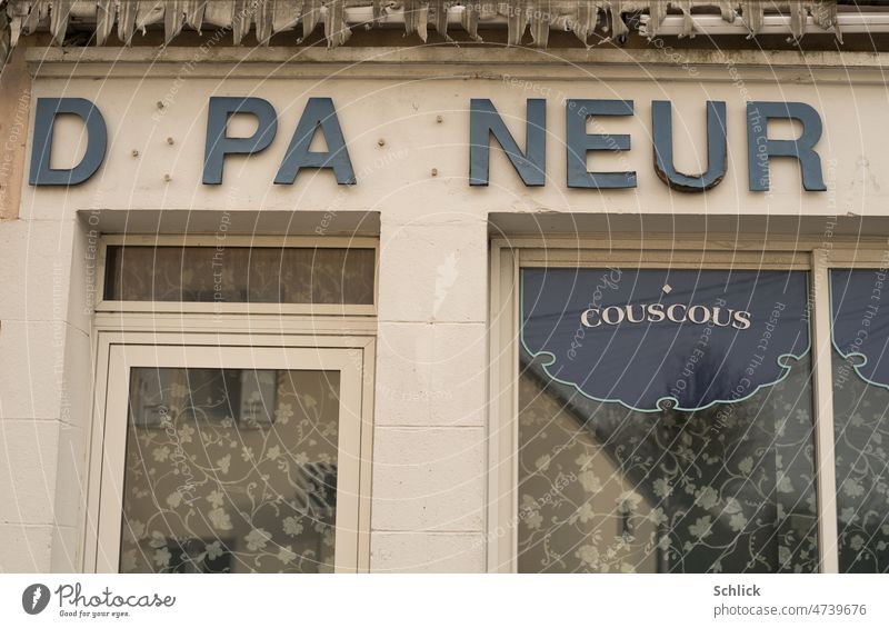 Rätsel Couscous, Restaurant geschlossen Laden Ladengeschäft Krise Text Schrift Fenster Tür marode zu