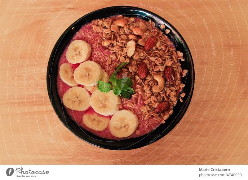 Gesunde vegane Smoothie-Bowl zum Frühstück, die den aktuellen Diätmoden und Lebensmitteltrends eines nachhaltigeren Lebens folgt Smoothie Schüssel Veganismus