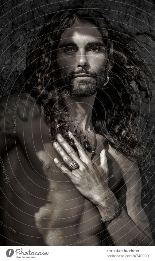 Porträts eines 35 Jahre alten Mannes mit langen am meer Junger Mann lange Haare krause Haare nackter Torso Latin Lover erotisch Hippie gutaussehend Italiener