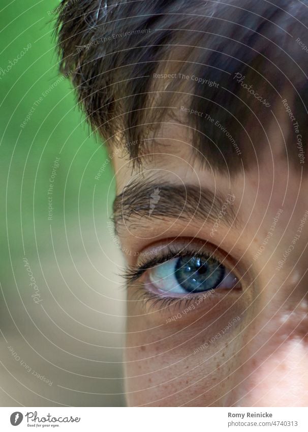 Blickkontakt, Teilportrait mit leuchtend blauem Auge Nahaufnahme blaue Augen Mensch Kinderaugen Pupille Wimpern blick in kamera Junge Portrait