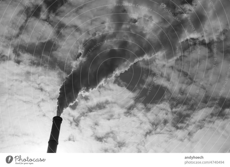 Ein rauchender Schornstein vor einem bewölkten Himmel Air Architektur Atmosphäre schwarz Gebäude brennend Kohlendioxid sich[Akk] ändernd Chemikalie Klima Cloud