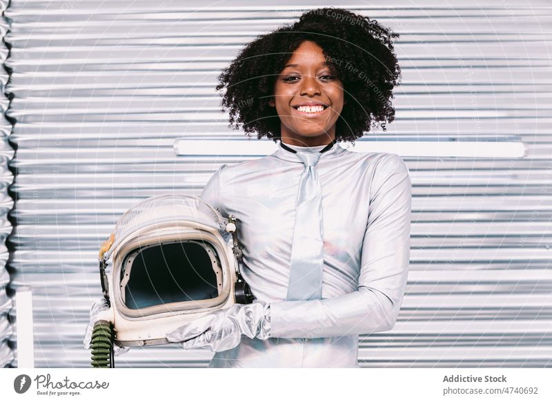 Schwarze Frau im Astronautenkostüm Raumanzug Lächeln Schutzhelm Raumschiff Kosmonaut Tracht Missionsstation Uniform Inhalt Glück modern Sicherheit