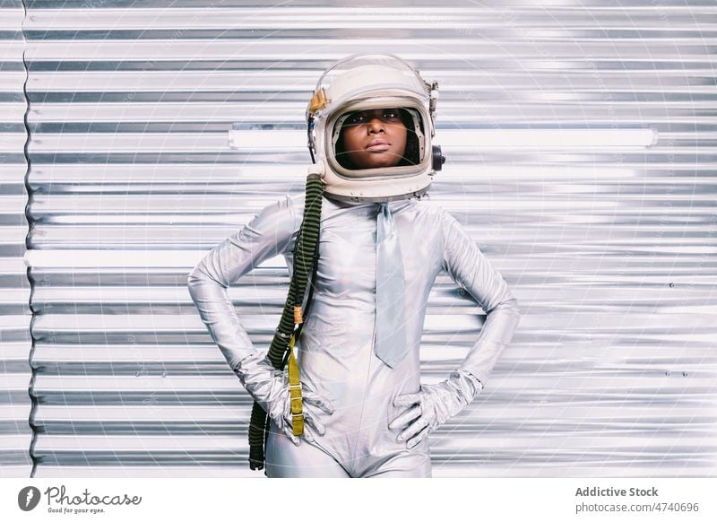 Schwarze Frau im Raumanzug mit Helm Astronaut Schutzhelm Raumschiff Kosmonaut Tracht modern Beruf Uniform Missionsstation Sicherheit Afroamerikaner schwarz