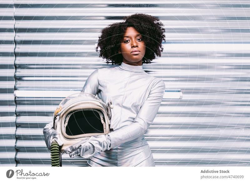 Schwarze Frau im Astronautenkostüm Raumanzug Schutzhelm Raumschiff Kosmonaut Tracht Missionsstation Uniform modern Sicherheit Afroamerikaner schwarz Licht Dame