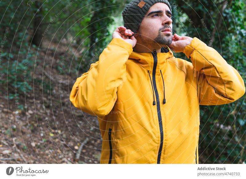 Mann mit Wollmütze geht im Wald spazieren Wanderer Natur Trekking Baum Reise erkunden Ausflug Wanderung Wälder Aktivität Abenteuer Vollbart männlich Entdecker