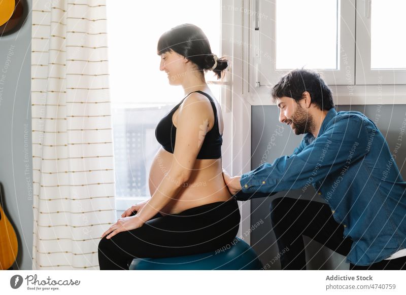 Schwangere Frau beim Sport mit Hilfe eines Mannes schwanger Paar Übung Passform-Ball Schwangerschaft warten Training Fitness Ehemann Hilfsbereitschaft