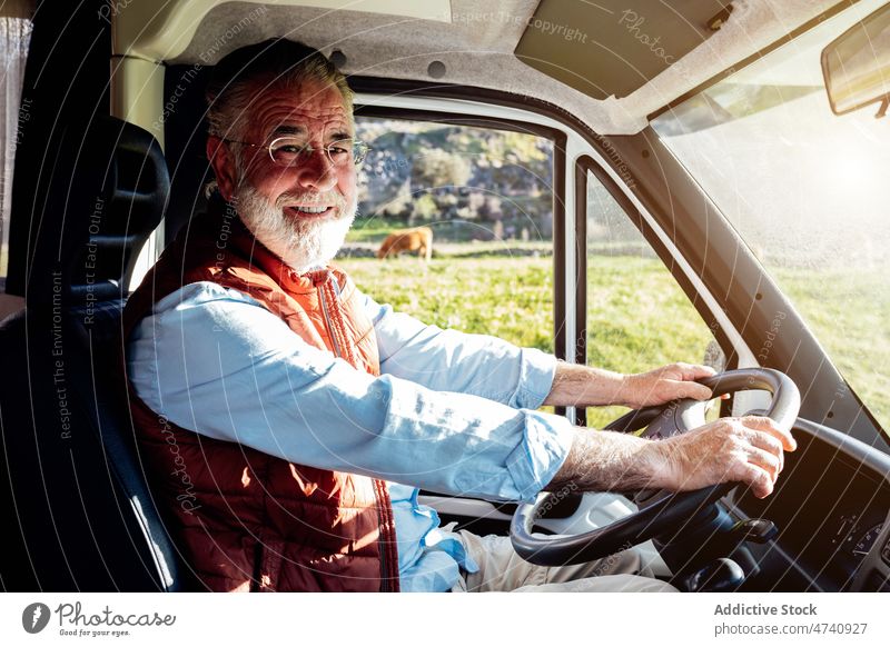 Älterer Mann fährt Auto auf dem Lande Wohnmobil PKW Laufwerk Autoreise reif Senior Reise Landschaft Fahrer Zeitvertreib Verkehr männlich Abenteuer Fernweh